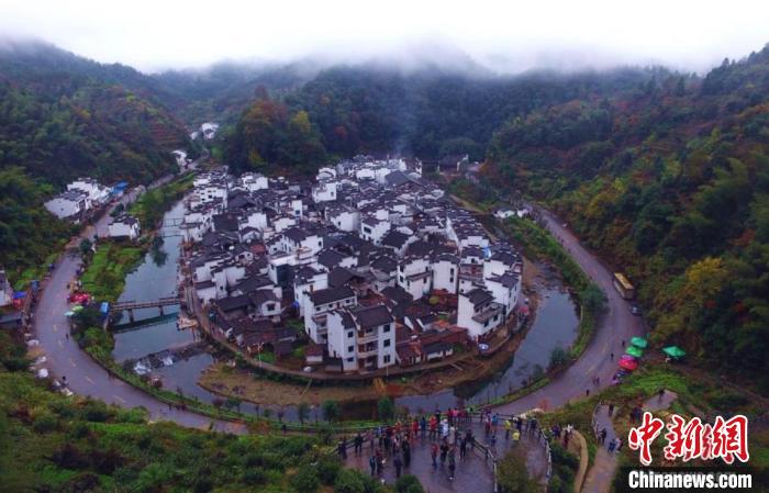 航拍美丽山村江西婺源县大鄣山乡菊径村.