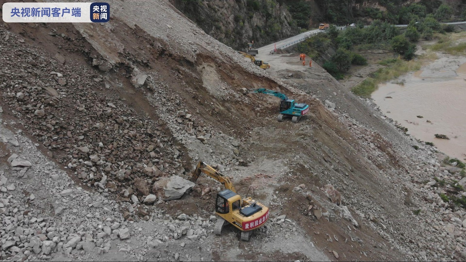 甘肃三条国省干线因山体塌方中断公路部门持续抢修
