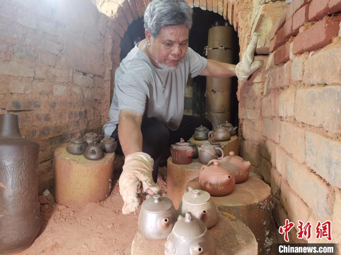 广西钦州古龙窑开窑近万件坭兴陶产品出窑