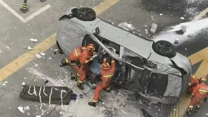 上海一蔚来汽车从3楼掉落车内2名被困人员救出后送医