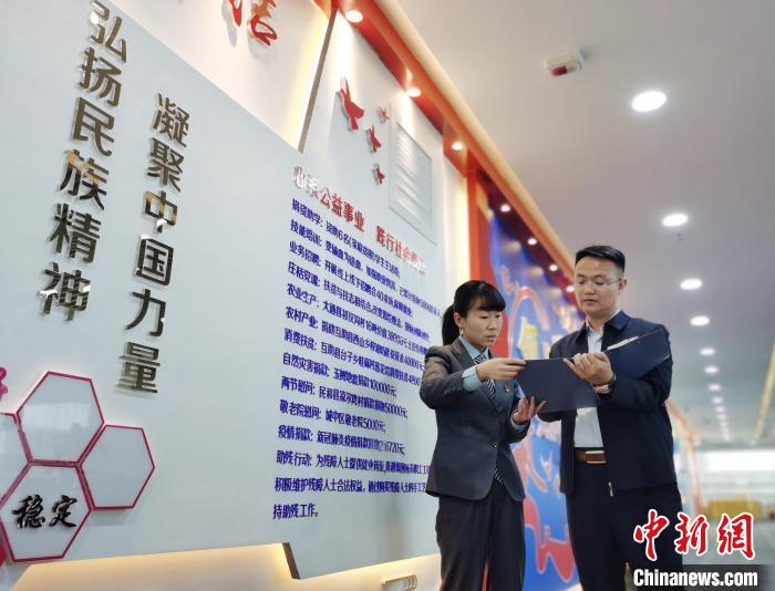 图为青海省青越投资管理集团董事长张吉青(右)与员工交流党建工作.
