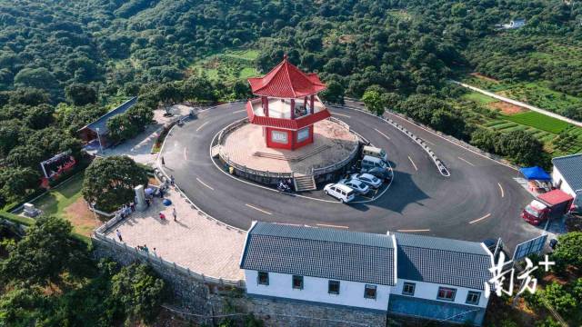 红荔阁就像荔乡公路上的一颗明珠.