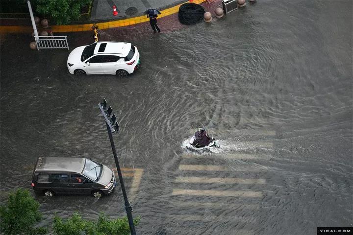 直击郑州暴雨地铁停运车辆被淹三天下了一年的雨量