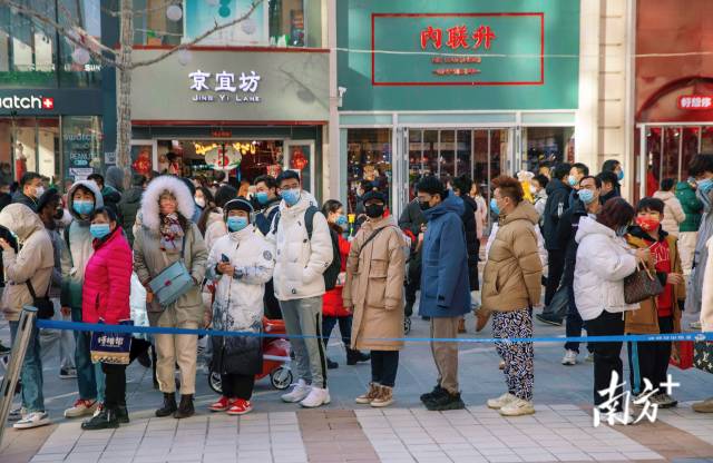 一墩难求市民在北京王府井排队5小时购买冰墩墩