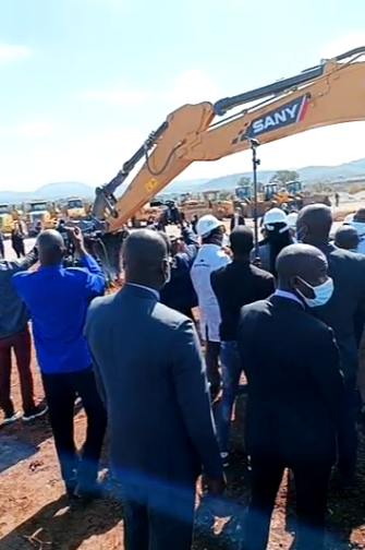 卖方跨国搞直播津巴布韦总统现身亲自开锂矿挖掘机“内卷”出新天花板