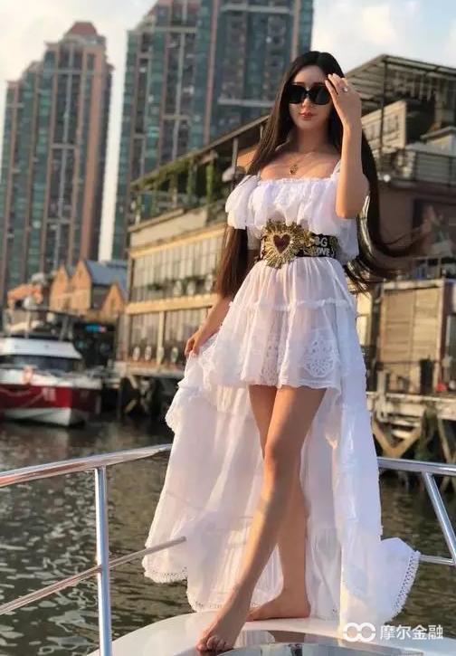 徐波的六宫之主是二妞妈,因为又生了一个女儿,现在改名三妞妈.