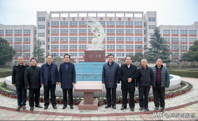 不忘初心,许家印回河南周口老家看望父老乡亲