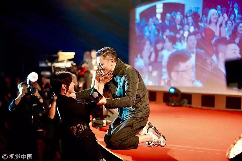 荐读刘德华下跪照片刷屏感恩是最贵重人品