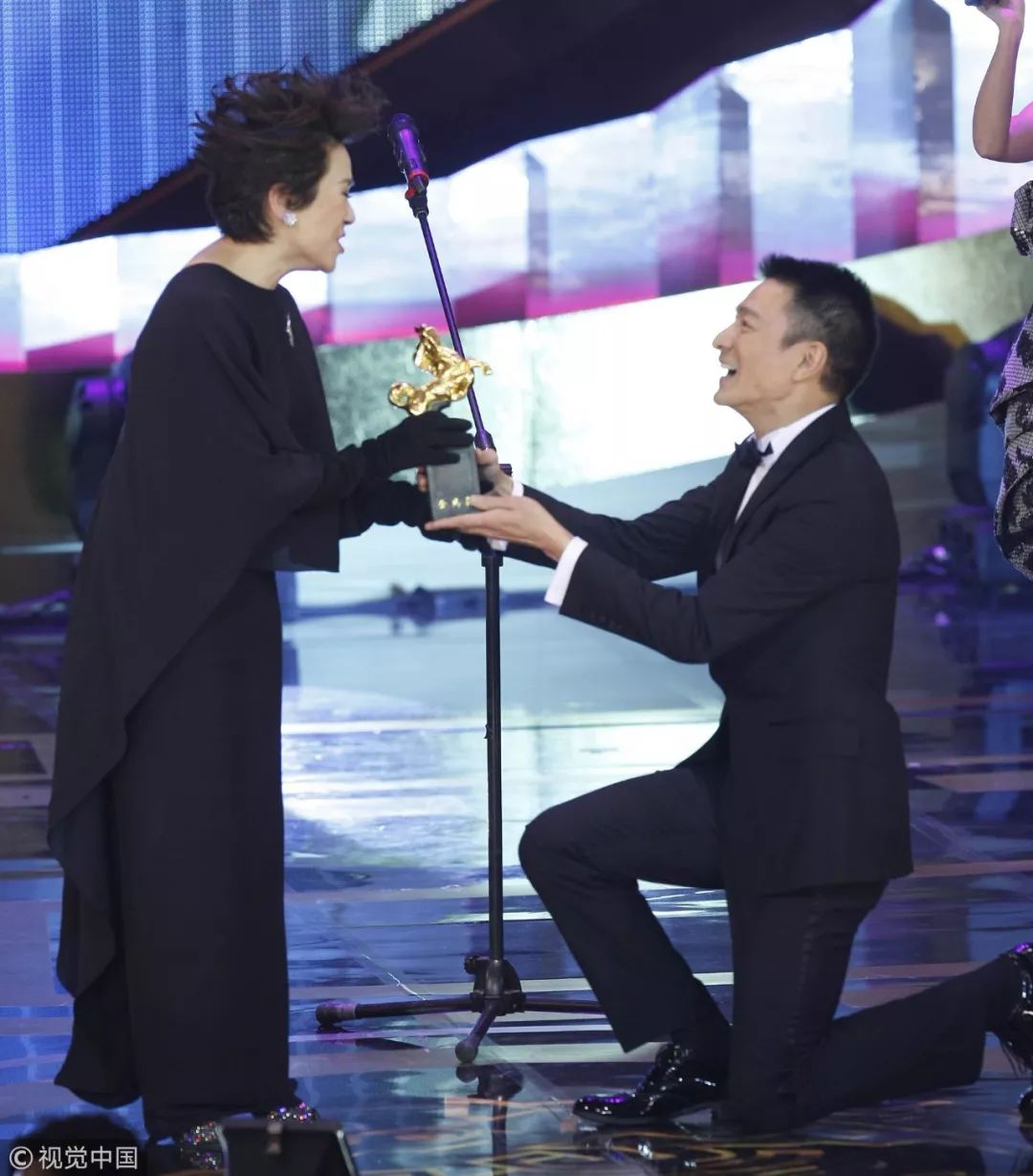 荐读刘德华下跪照片刷屏感恩是最贵重人品