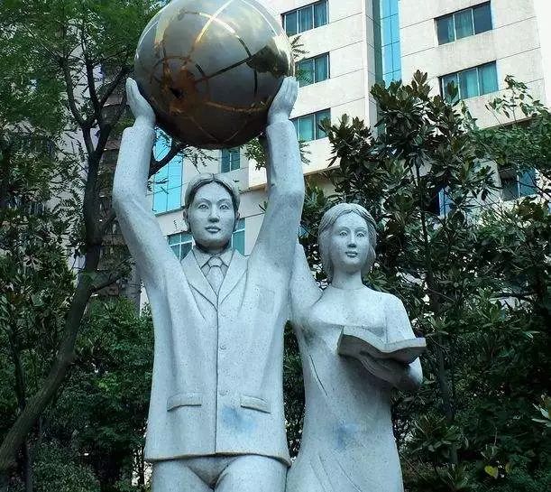 烟台市的城市雕塑,人称"扯蛋".