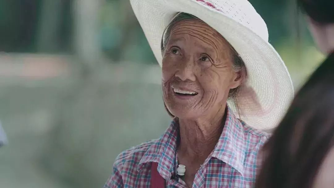 74岁奶奶无师自通11门语言人生没有白走的路