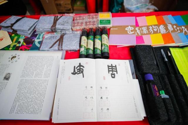 豐富的漢字藝術文創產品和新奇有趣的漢字體驗互動,讓展位人氣爆棚,在