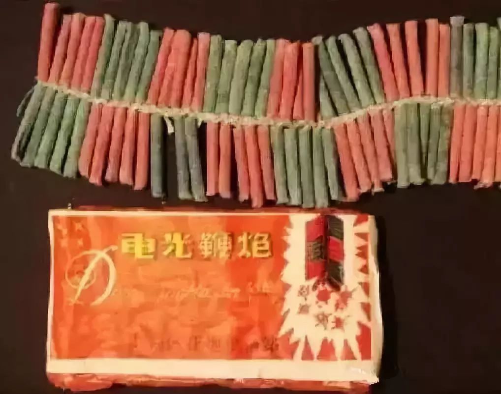 那時候的鞭炮,拆開來放,年底守著賣鞭炮的小攤兒,摔炮,大地紅,串天猴