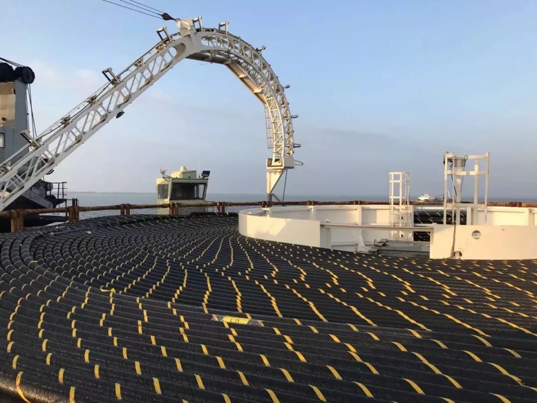 航拍视角下的海底电缆铺设船这不是科幻片