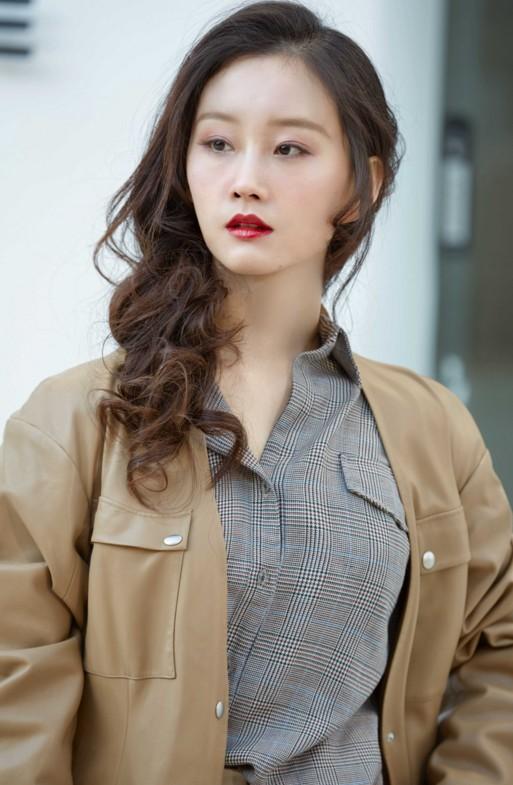 近日,在热播大剧《招摇》中饰演沈千锦的演员于潼曝