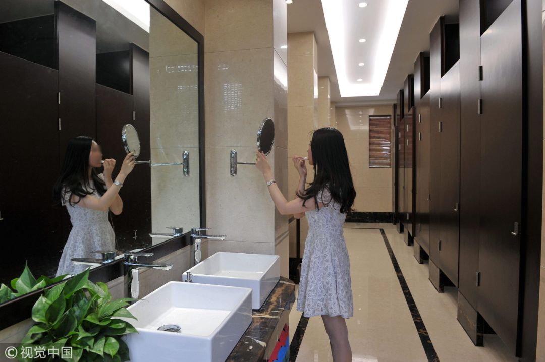 成年人的不堪都藏在厕所里