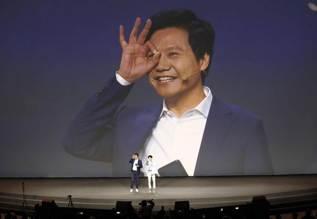 小米9放货两秒又售罄,有人加价900元转卖,雷军