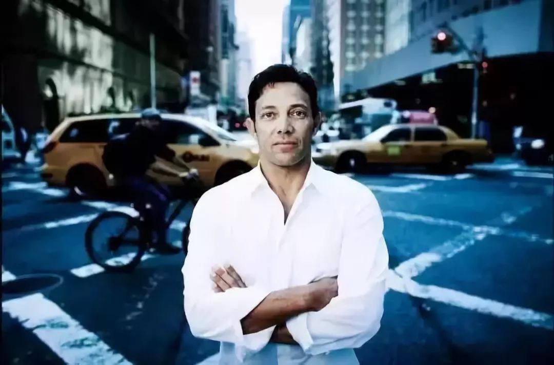 他是华尔街之狼原型3分钟赚入1250万美元31岁成为亿万富豪却一夜之间