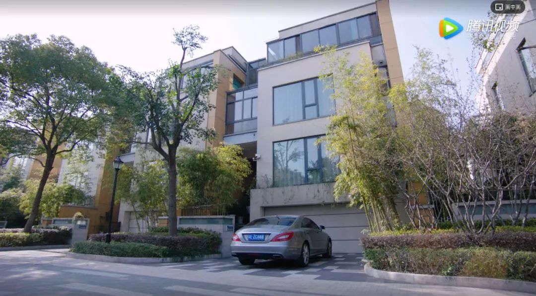 从外表来看,苏明玉这应该是个独栋别墅或者排屋之类的,不过从内部装修