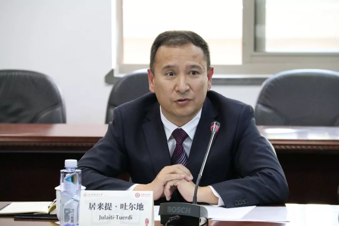 居来提吐尔地校长感谢上海财经大学的热情接待,感谢上海财经大学多年