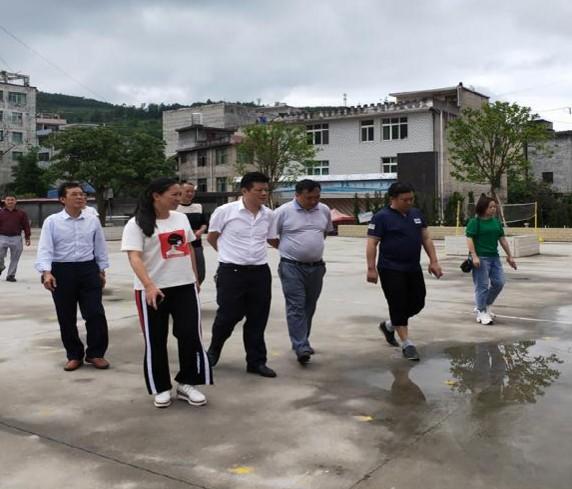 石阡县教育局冯树舟局长一行莅临晏明小学视导工作