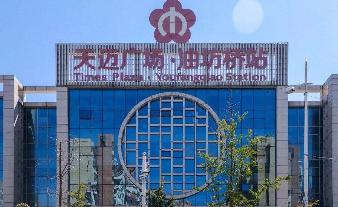 从二号线油坊桥站地铁口2出口出来,在马路正对面就是莲花新城北苑,离