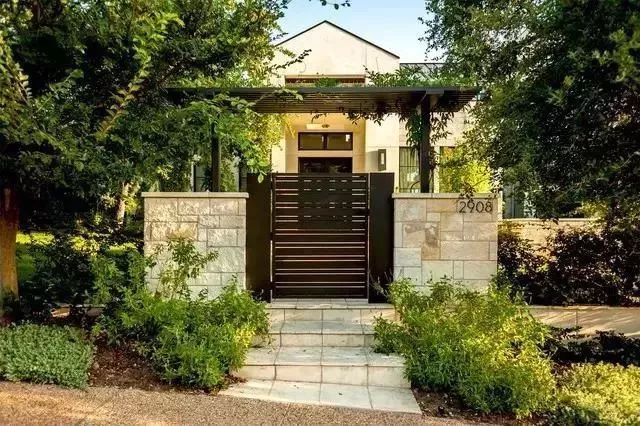 一处小院,一扇门,门掩黄昏,无计留春住.