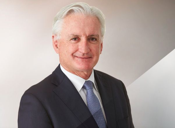 西澳州长当时站在奥斯瓦尔和兰巴尔旁边摆姿势拍照,对将会发生的戏剧