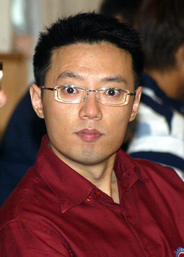 由于迷恋跑车,购入豪车较多,尹喜地被称为中国玩车第一人.