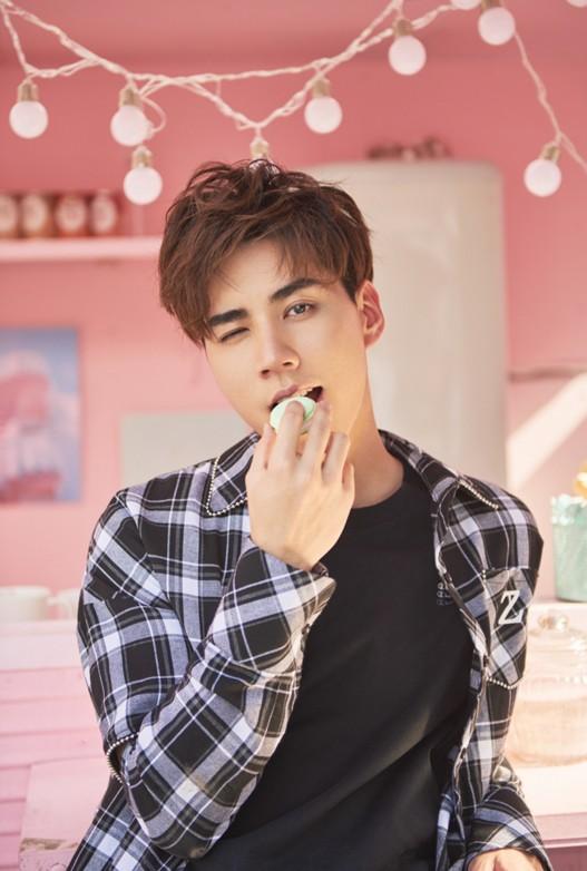 徐凯时尚大片曝光可盐可甜粉色look与七夕很配