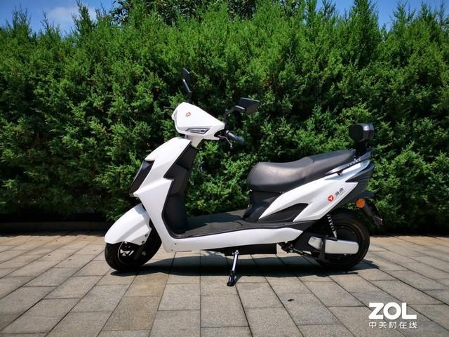 雅迪t6铂金版电动轻便摩托车的售价仅为3999元,相比普通踏板燃油摩托