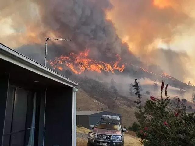 澳洲地狱级山火失控80起火灾数千人无家可归最后一幕让人泪目