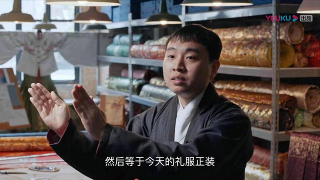 为观众们讲述了香港服饰匠人钟毅创立明华堂品牌的故事而随着林志玲在