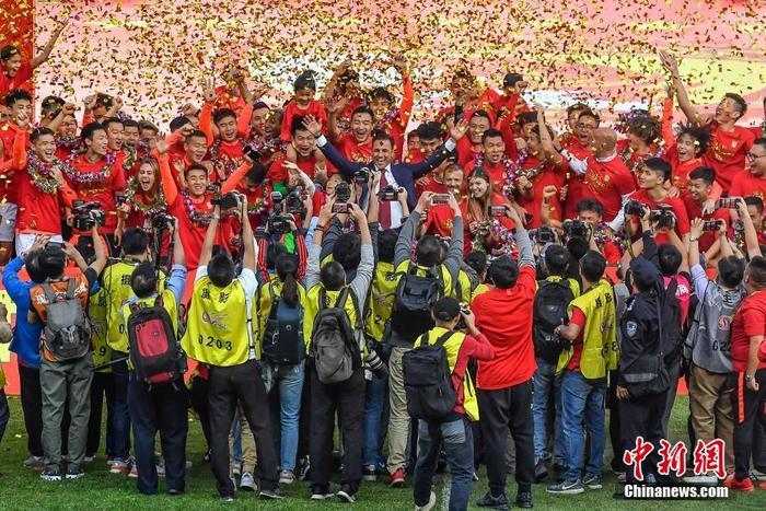 Info: The image shows that the Guangzhou Evergrande Taobao team won the 2019 Chinese Super League Championship.</center></p>
<p>Informational image: The image shows that the Guangzhou Evergrande Taobao team won the 2019 Chinese Super League championship. Chen Jimin, China News Agency reporter</p>
<p>The issue of salary cuts was discussed in Chinese football a long time ago, and naturally there are supporters and opponents. Previously, Wuhan Zall Club player Ai Zhibo publicly stated that the pay cut should be “different between China and Europe”: the income of the Chinese Super Club is different from that of European clubs. Players of the European team are on vacation and most of the Chinese players are still training<span id=