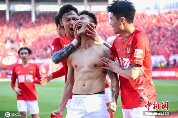 Informational image: The image shows Wei Shihao and his teammates celebrating the goal in the game. Liu Jialiang 