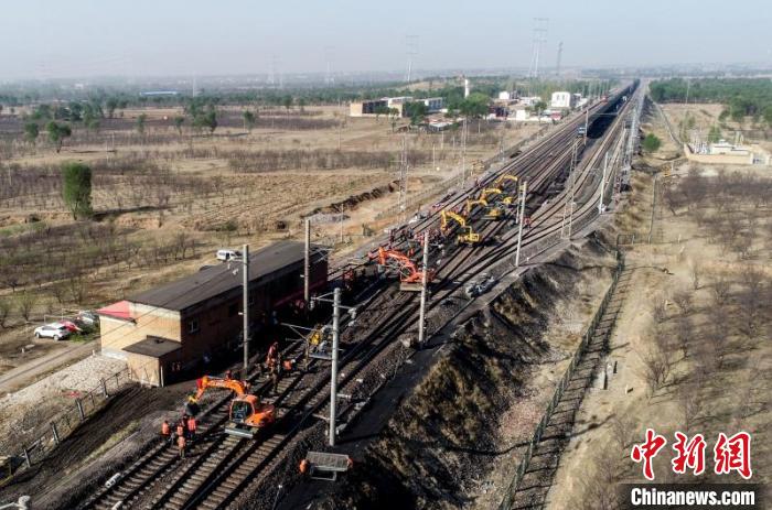 中国西煤东运大通道大秦铁路开始春季集中修施工