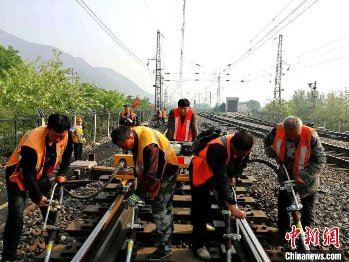 大秦铁路开始春季集中修施工。 