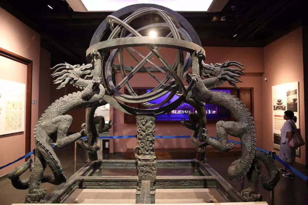 公元前117年,东汉的张衡制造了大型天文计时仪器——水运浑天仪,利用