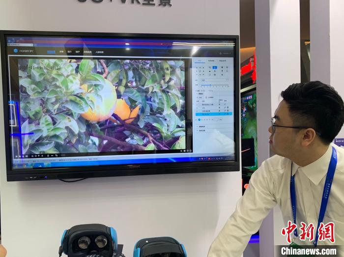 中国移动工作人员演示5G高清视频采集的长沙橘子洲头画面。 