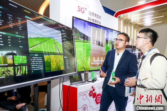 湖南联通展示5G+智慧农业。 