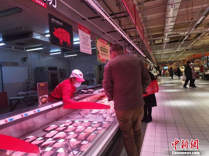 图为北京丰台区一家超市内的猪肉区。 