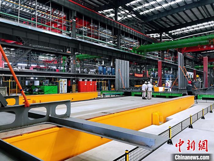 薄板中心内采用了激光切割、机器人焊接等一批中国造船行业首次运用的新装备和技术。 