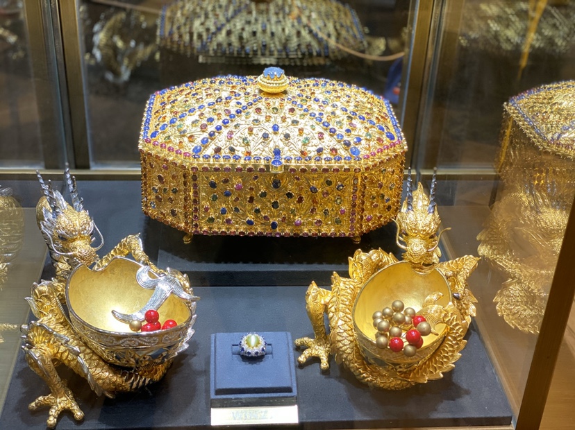 在进博会上成为亮点展品的巴基斯坦贵族家传的珠宝箱与一对银镀金中国龙摆放在一起，金光熠熠。 