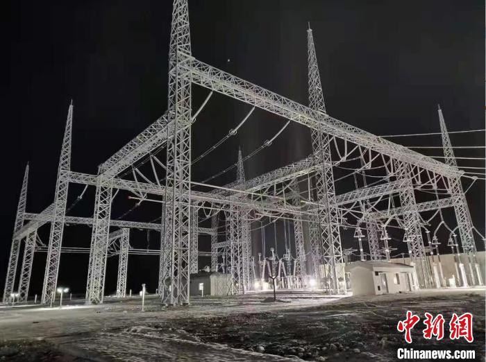 图为内蒙古锡林郭勒蓝旗500千伏变电站夜景。 