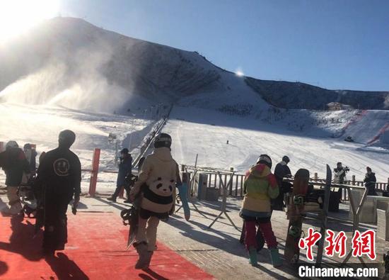 来自各地的滑雪爱好者前往阿勒泰滑雪圣地体验冬季旅游乐趣。 