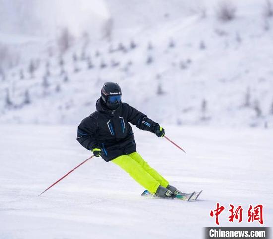 滑雪爱好者在阿勒泰将军山滑雪场挑战。 