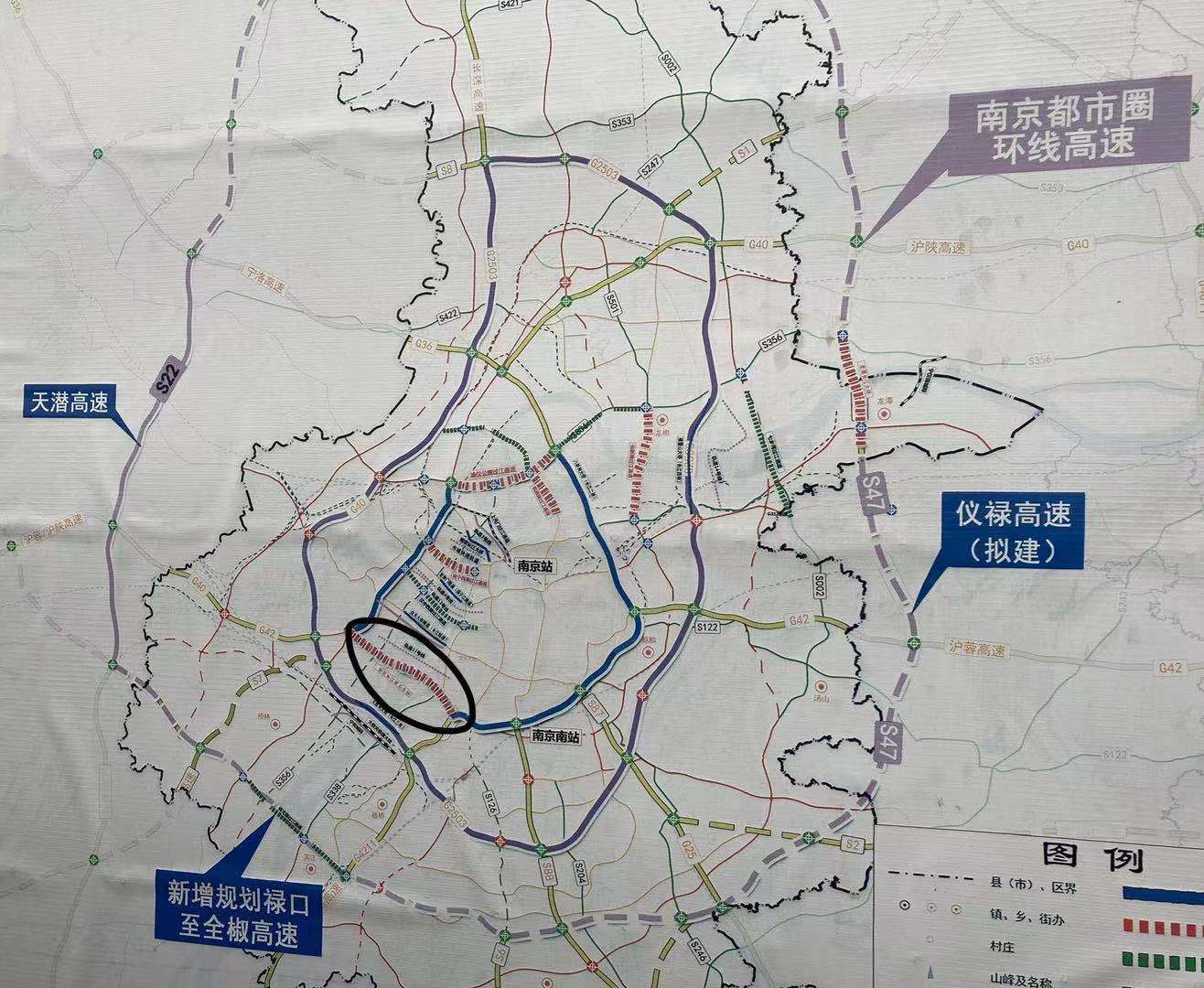 南京公路规划图,黑色圆圈处为长江五桥,本文图均来自澎湃新闻记者