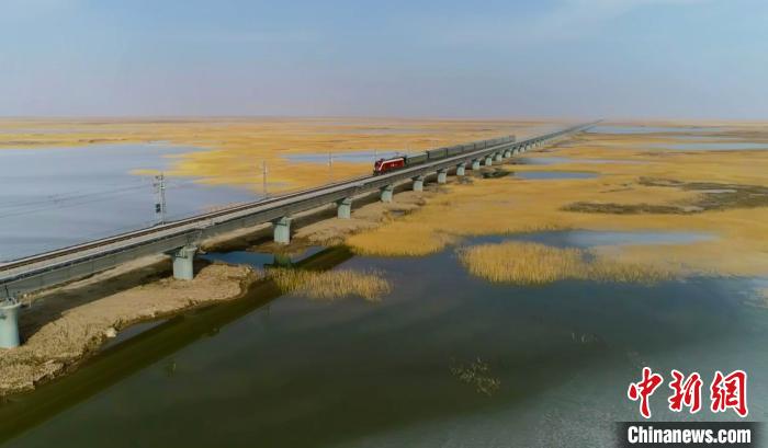 The train passes over the Lake Taitma bridge. 