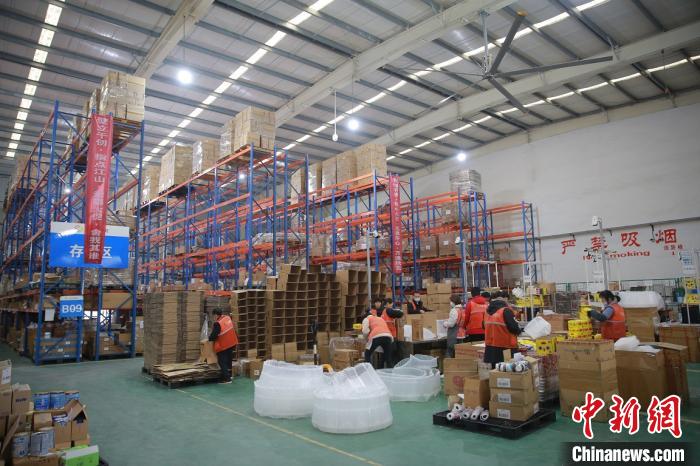 义乌保税物流中心，跨境电商企业工作人员装载双12订单包裹。 
