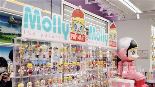 泡泡玛特店内的透明盲盒展示柜